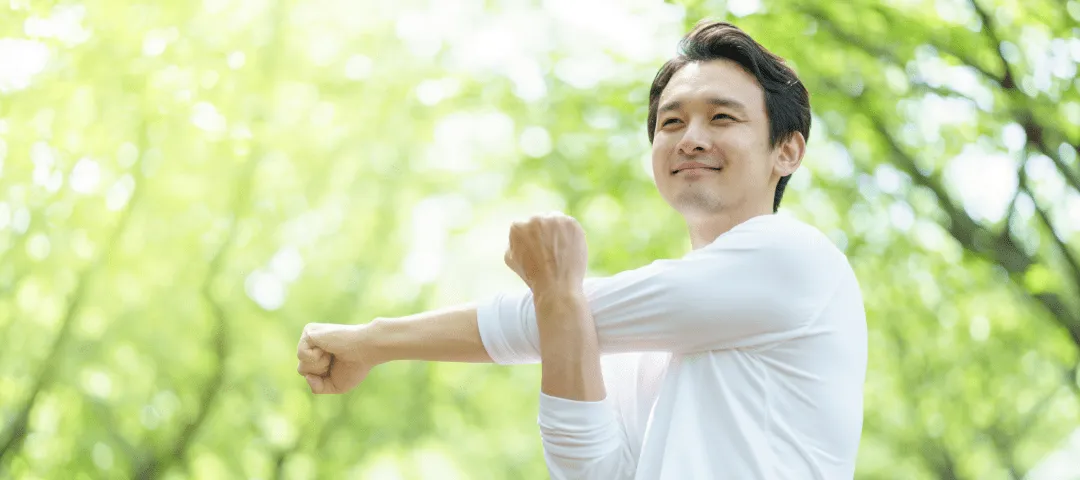 外でストレッチしている男性の画像