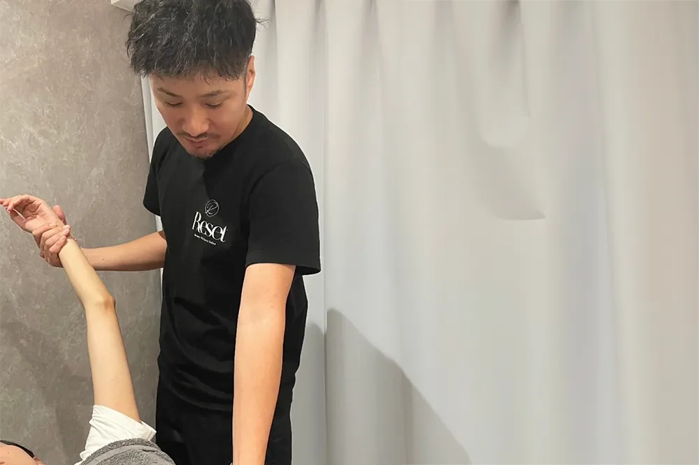 整体施術を行う整体師