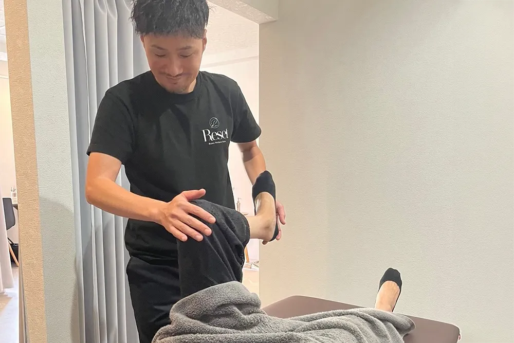 整体施術を行う整体師