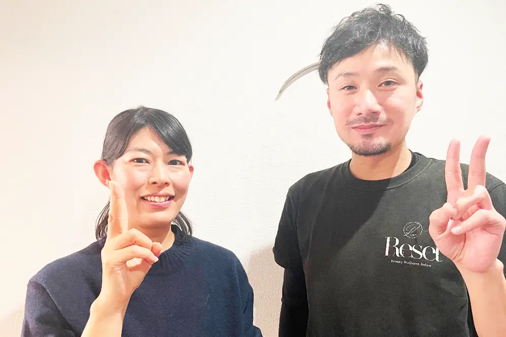 症状が改善した患者と並ぶ整体師