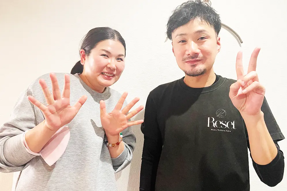 症状が改善した患者と並ぶ整体師